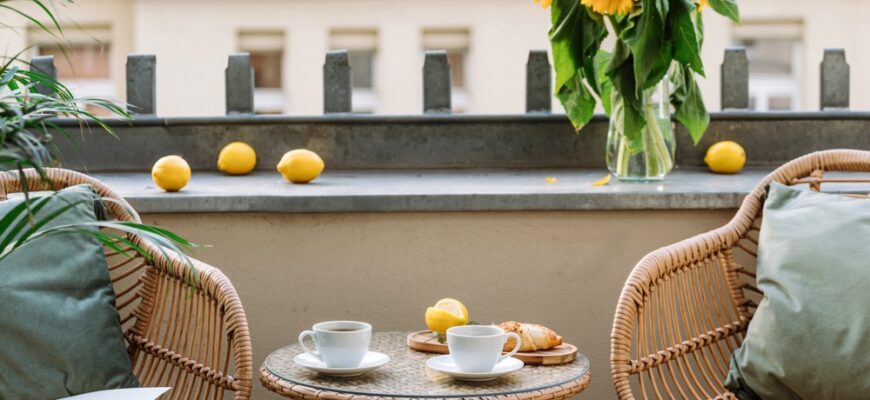 Round,Coffee,Table,Close,To,Two,Rattan,Armchairs,With,Cushions